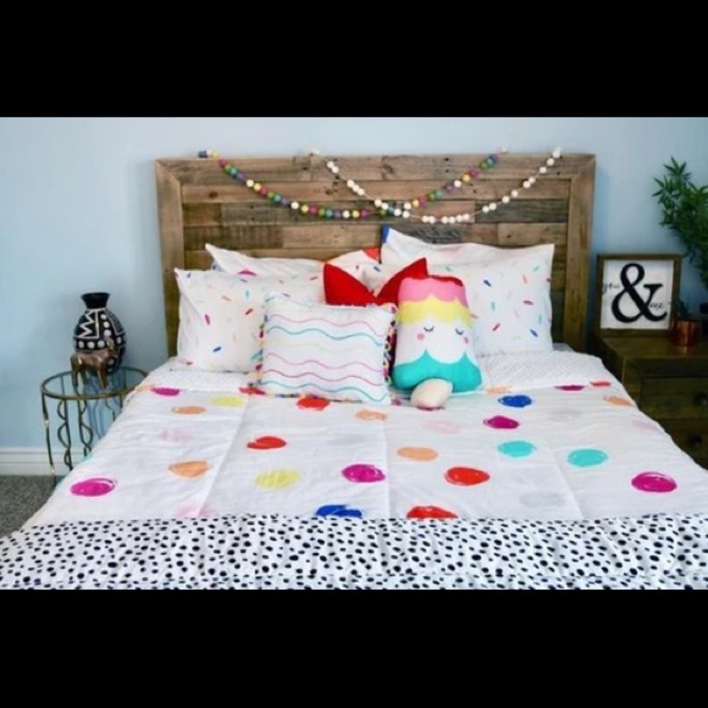 Not selling!!!! In desperate search of Beddys “Happy Day” in a queen!